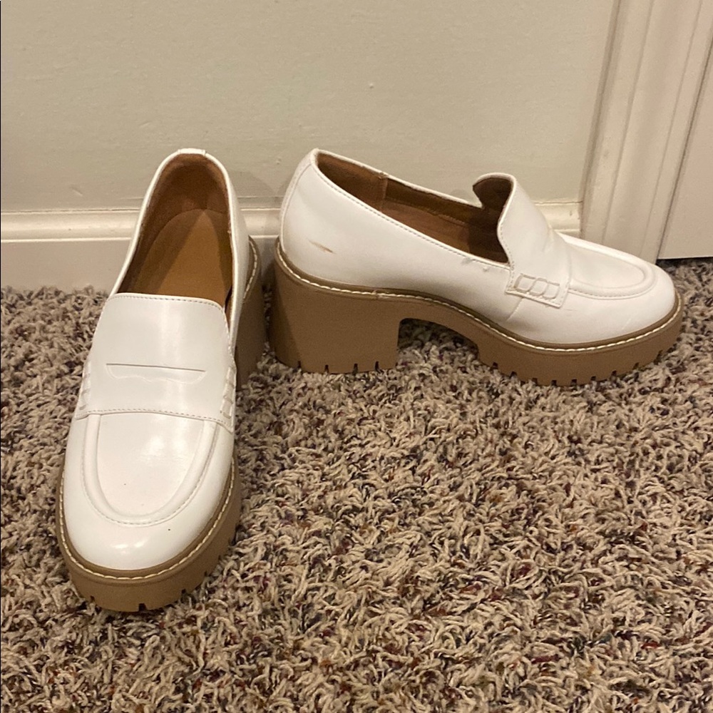 Universal Thread Cream Loafers with Tan Soles